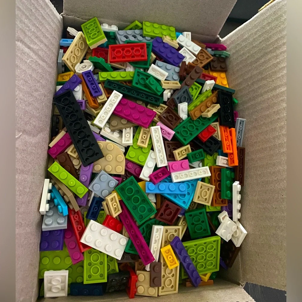 752 LEGO Pieces / Over 2 Pounds Multiple colors and sizes / Flat Legos